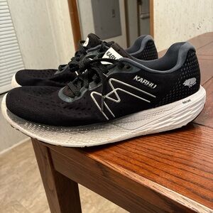 Karhu Ikoni Men 8.5/ Women 10 Black and White Running Shoes